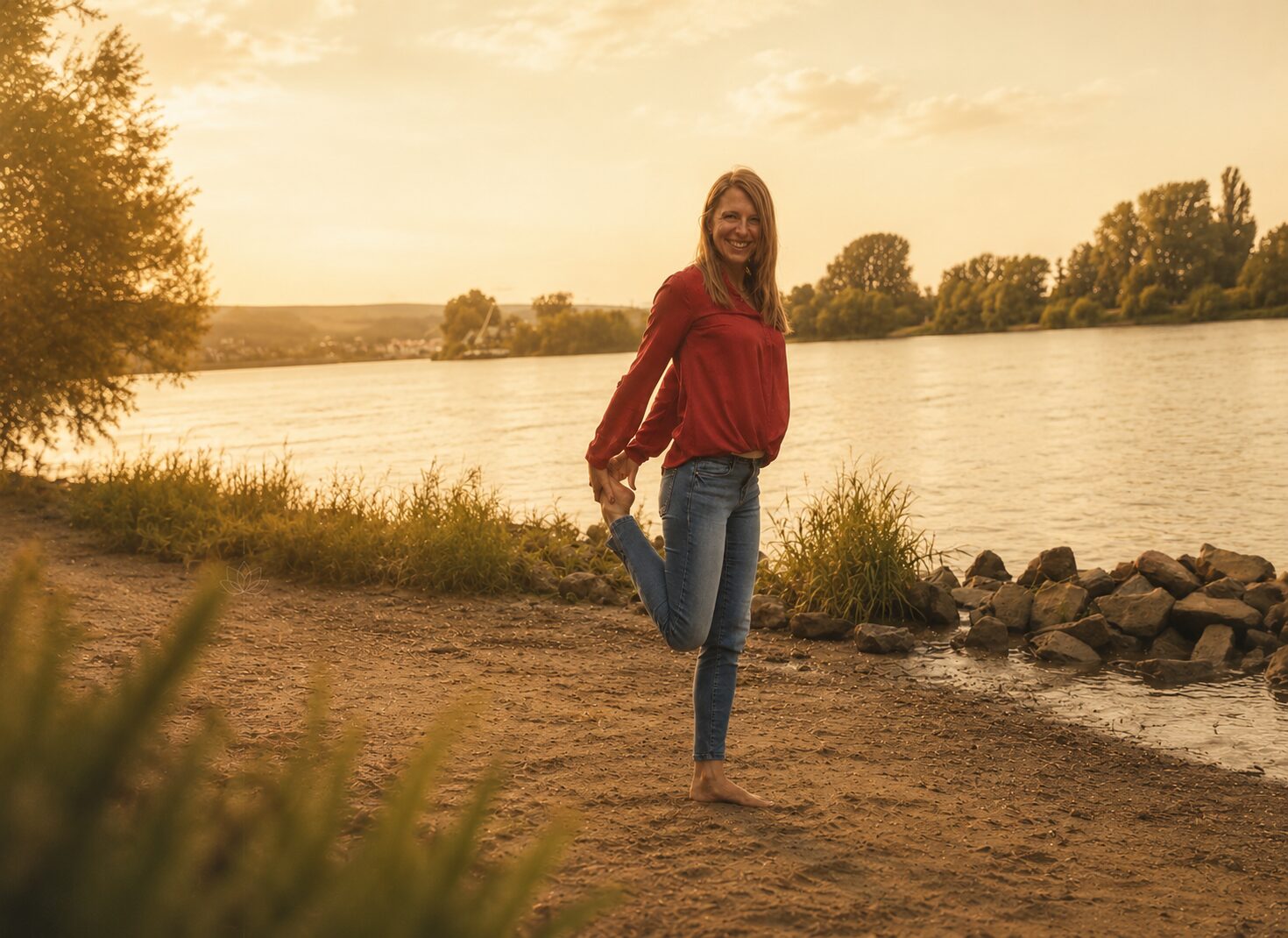 Christiane Bantel am Rheinufer im Abendlicht